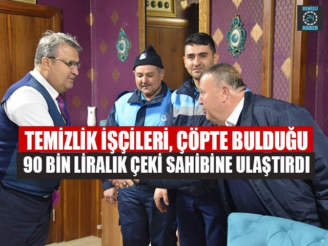 Yunusemre Belediyesi personeli buldukları 90 bin lira çeki sahibine teslim etti