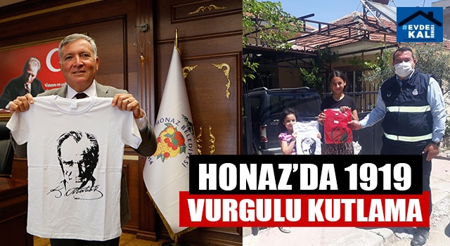 Honaz’da1919 kız, 1919 erkek çocuğa Atatürk’ün siluetinin bulunduğu tişört
