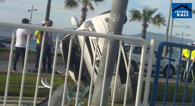 İzmir Konak’ta kontrolden çıkan otomobil tramvay yoluna devrildi