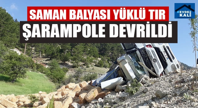 Saman Balyası Yüklü Tır Şarampole Devrildi
