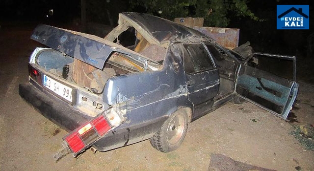 Sandıklı’da otomobil bahçe duvarına çarptı 2 yaralı