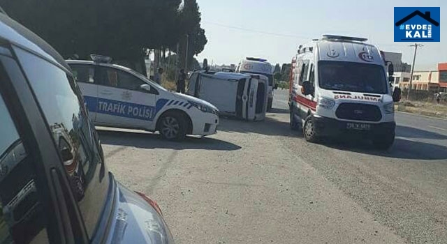 Torbalı’da devrilen otomobil otobüs durağına daldı 2 ölü 3 yaralı