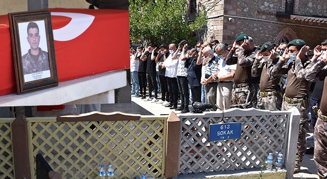 Akhisar’da özel harekat polisi Cemil Sivrikaya toprağa verildi