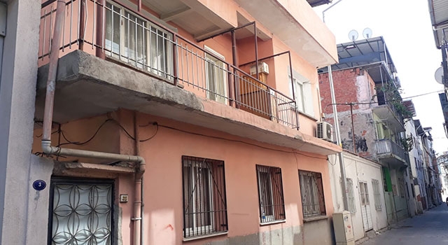 İzmir Bornova’da Ceyda Yüksel evinde ölü bulundu.