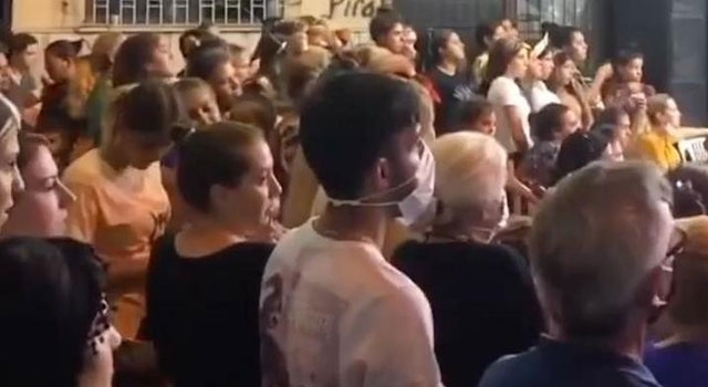 Konak Çimentepe Mahallesi'ndeki düğünde sadece bir kişi maskeli