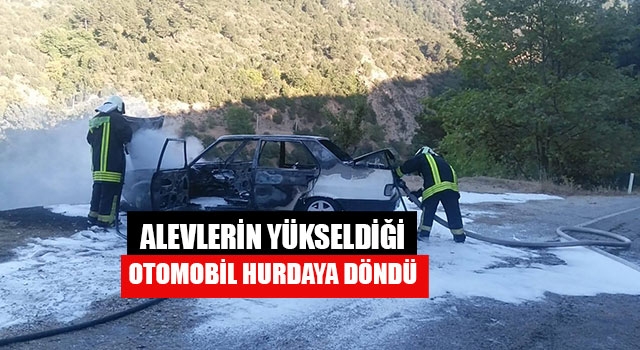 Alevlerin yükseldiği otomobil hurdaya döndü