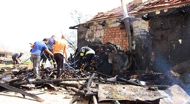 Kula’da pekmez kaynatılırken unutulan ateş odunluğu yaktı