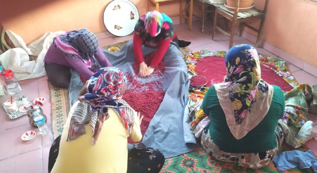 Kütahya Hisarcık' ta kadınların Kızılcıktan yöresel çorba yapımı