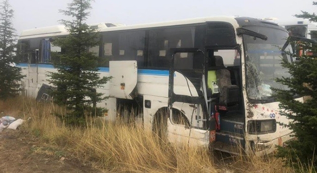 Tavşanlı’da işçileri taşıyan otobüs kaza yaptı