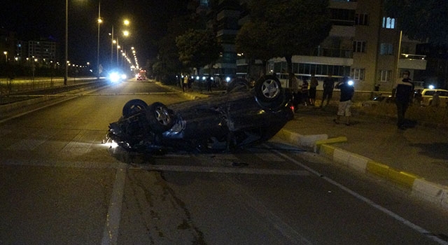 Uşak’ta Orta Refüje Çarpan Otomobil Ters Döndü: 1 kişi yaralı