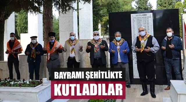 Bayramı şehitlikte kutladılar