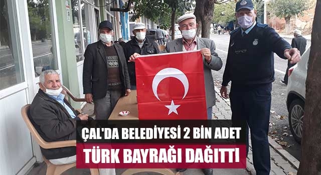 Çal'da Belediyesi 2 bin adet Türk bayrağı dağıttı