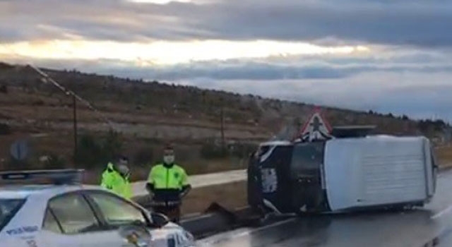 Kütahya Tavşanlı’da Hafif Ticari Araç Refüje Çarptı: 2 Yaralı