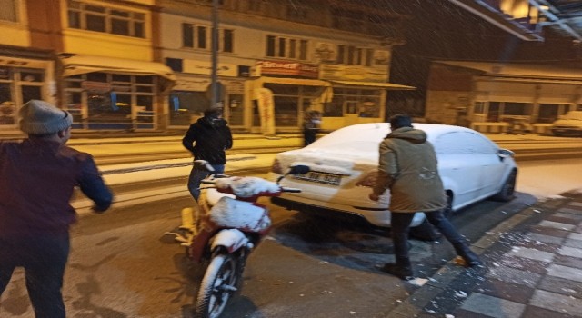 Afyonkarahisar Şuhut'ta kar yağışı vatandaşları sevindirdi