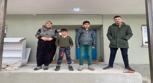 Bolvadin'de Evi yanan aileye hayırseverler sahip çıktı