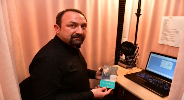 Çiğli Belediye Başkanı Utku Gümrükçü görme engelliler için kitap seslendirdi