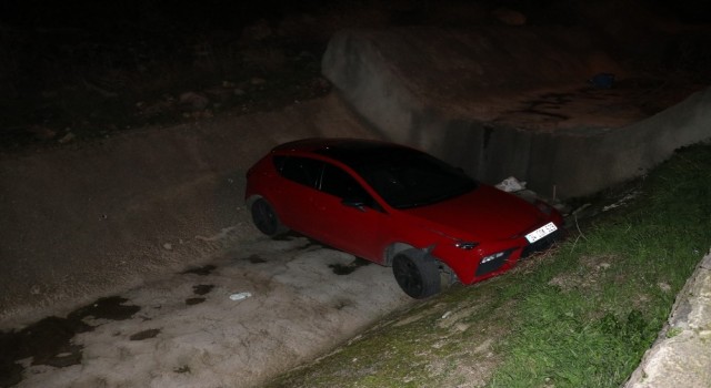 Çiğli'de ‘Dur’ ihtarına uymayan otomobil dereye uçtu