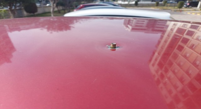 Efeler'de Arabanın tavanına mermi saplandı