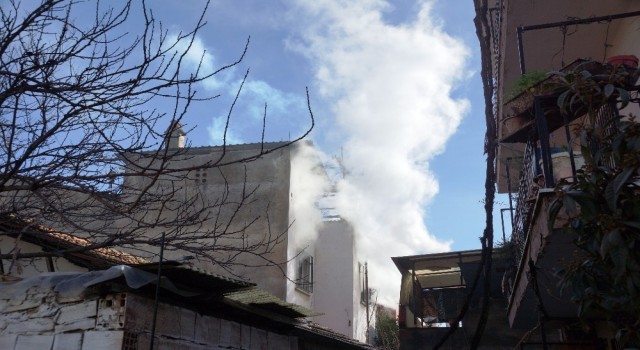 Efeler'de ev yangını; 1 yaralı