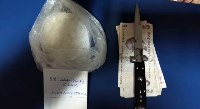 Efeler'de Taksi şoförünün üzerinden uyuşturucu çıktı