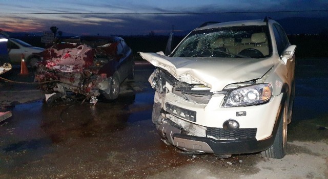 Nazili'de Lüks cip ile otomobil kafa kafaya çarpıştı: 3 kişi yaralandı