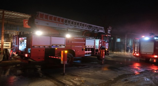 Manisa küçük sanayi sitesinde bulunan işyerinde yangın