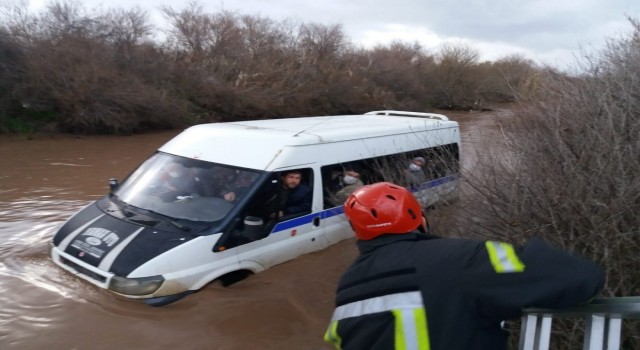 Akhisar'da  minibüs  çamura battı