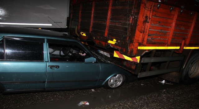Kula'da alkollü sürücünün kullandığı otomobil kamyona çarptı