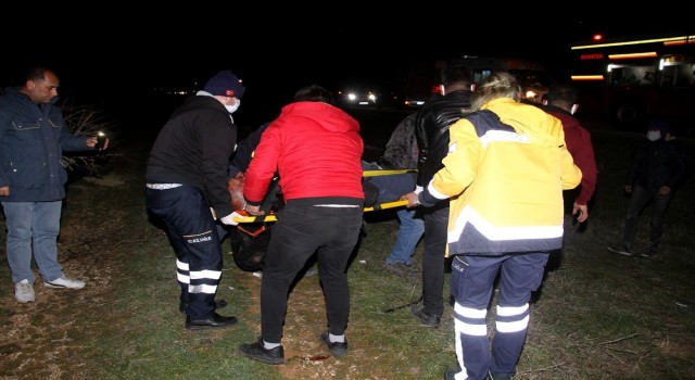 Kula'da Arpa yüklü tır kaza yaptı 2 kişi yaralandı