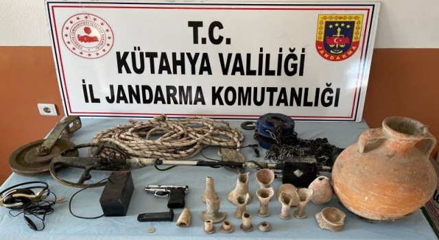 Tavşanlı'da defineciler suç aletleri ile yakalandı