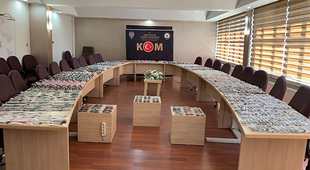 Denizli'de kaçak güneş gözlük satmak isteyen 3 kişi polise yakalandı