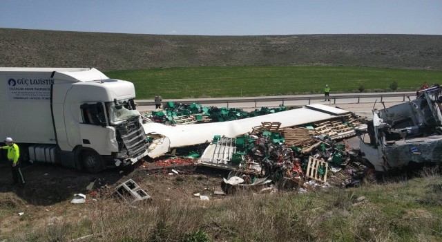 Kütahya’da iki tır çarpıştı: 2 ölü
