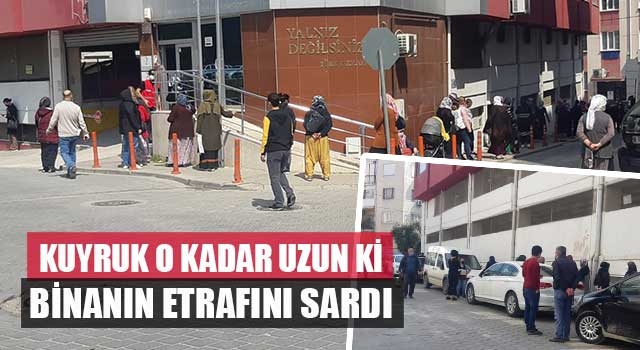 Kuyruk o kadar uzun ki binanın etrafını sardı