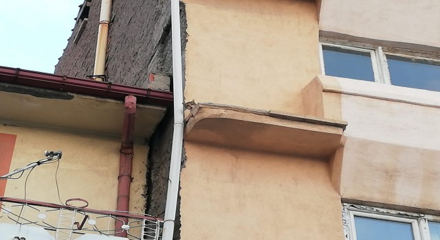 Afyonkarahisar'da mahsur kalan kediyi itfaiye ekipleri kurtardı