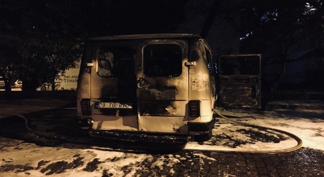Efeler'de Park halindeki minibüs alev aldı, 2 araç kullanılamaz hale geldi