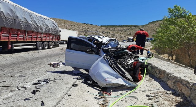 Dinar'da ticari araçla tır çarpıştı Zülkarneyn Paltalı öldü