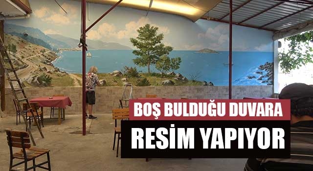 Emekli Gürcan Ekici,  Boş bulduğu duvara resim yapıyor