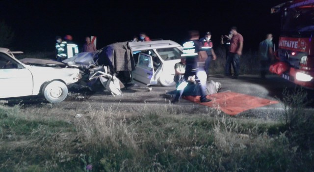 Denizli'de İki otomobil kafa kafaya çarpıştı: 1 ölü, 4 yaralı