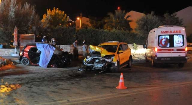 Çeşme'de taksi ile otomobil çarpıştı Muhtar Ali Alemdar öldü