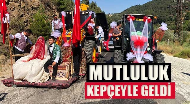 Denizli'de  düğün konvoyunu süsledikleri kepçeler ile yaptılar