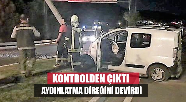 Denizli'de kontrolden çıkan araç aydınlatma direğini devirdi 2 yaralı