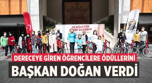 Dereceye Giren Öğrencilere Ödüllerini Başkan Doğan Verdi