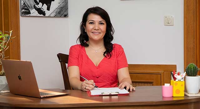 Dr. Nazlı Kapubağlı çetin, meslek hayatına Çamlık Caddesi’ndeki yeni kliniğinde devam ediyor