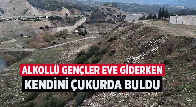 Alkollü gençler eve giderken kendini çukurda buldu