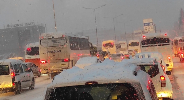 Denizli güne karla uyandı! Yollarda uzun kuyruklar oluştu