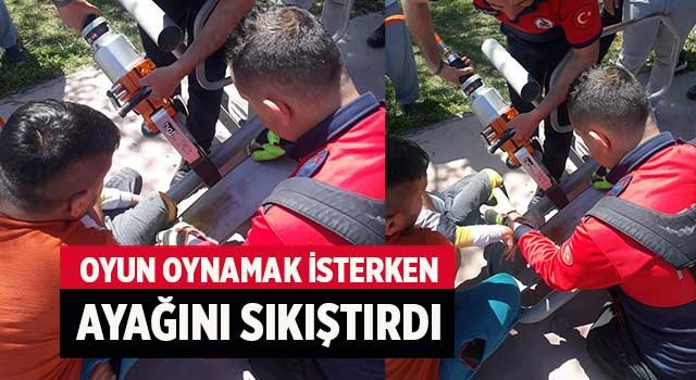 Oyun oynamak isterken ayağını sıkıştırdı