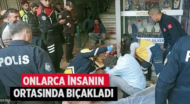 Onlarca insanın ortasında bıçakladı
