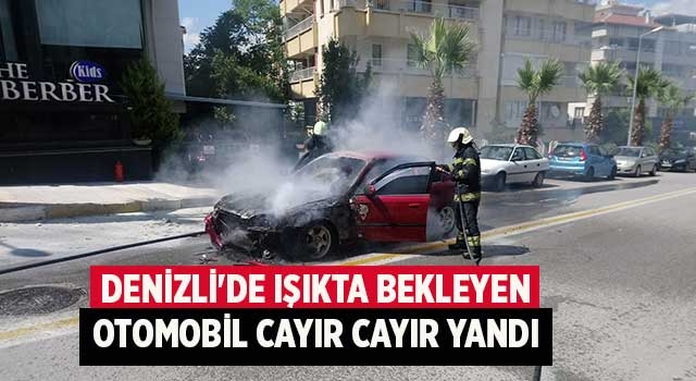 Denizli'de ışıkta bekleyen otomobil cayır cayır yandı