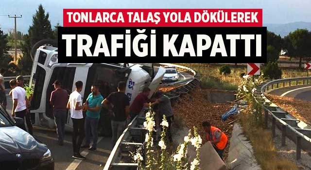 Tonlarca talaş yola dökülerek trafiği kapattı