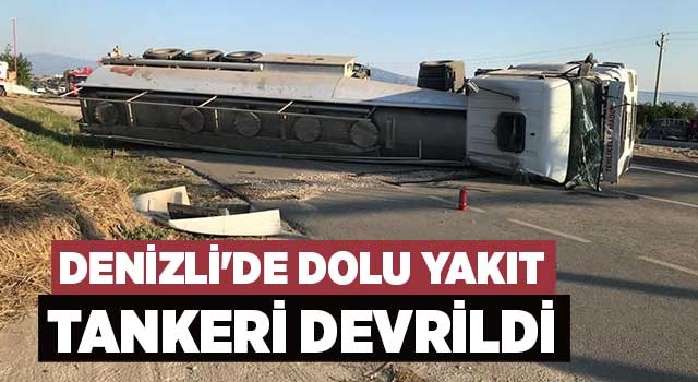 Denizli'de dolu yakıt tankeri devrildi